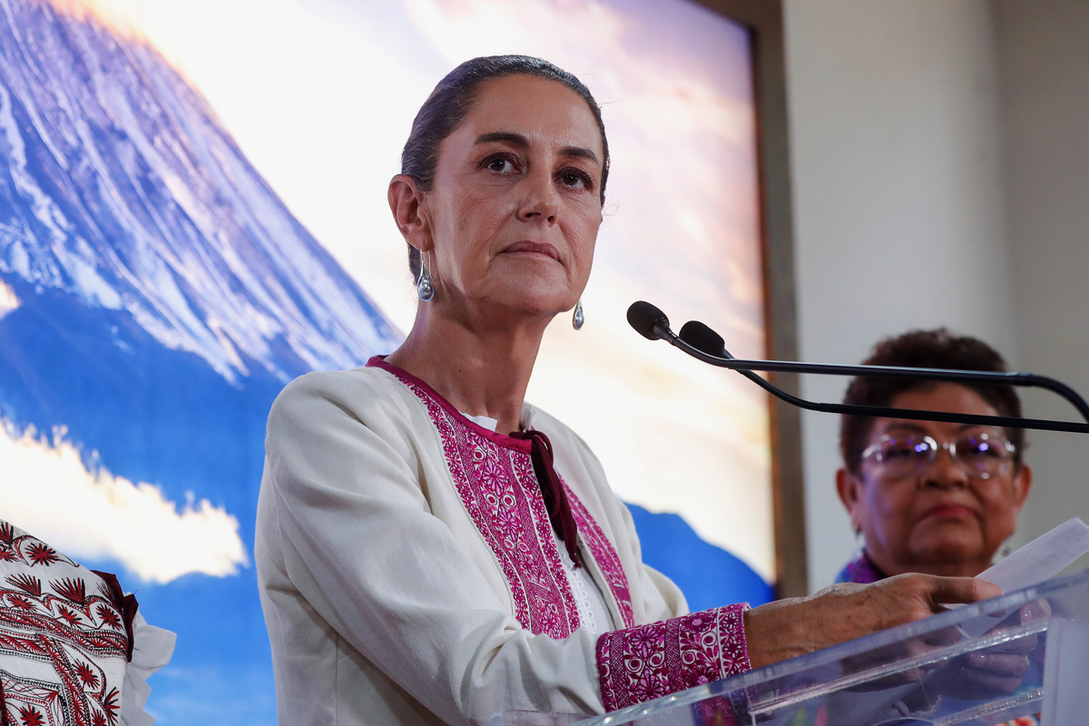 La candidata presidencial del oficialismo, Claudia Sheinbaum, participa en una conferencia al término de una reunión en la sede de la Federación de Sindicatos de Trabajadores al Servicio del Estado, en la Ciudad de México (México). EFE/Isaac Esquivel