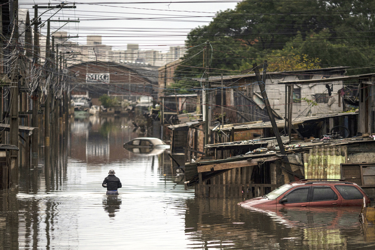 En la imagen de archivo, una mujer camina en medio de una zona afectada por las inundaciones, en la ciudad de Porto Alegre, en Rio Grande do Sul (Brasil). EFE/Daniel Marenco
