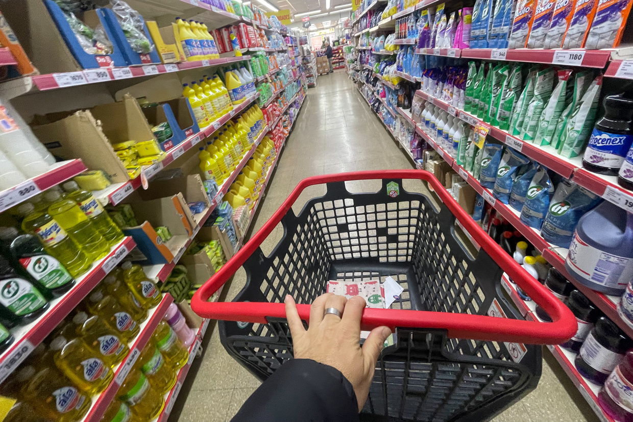 Una persona realiza compras en un supermercado este martes en Buenos Aires (Argentina). EFE/ Juan Ignacio Roncoroni