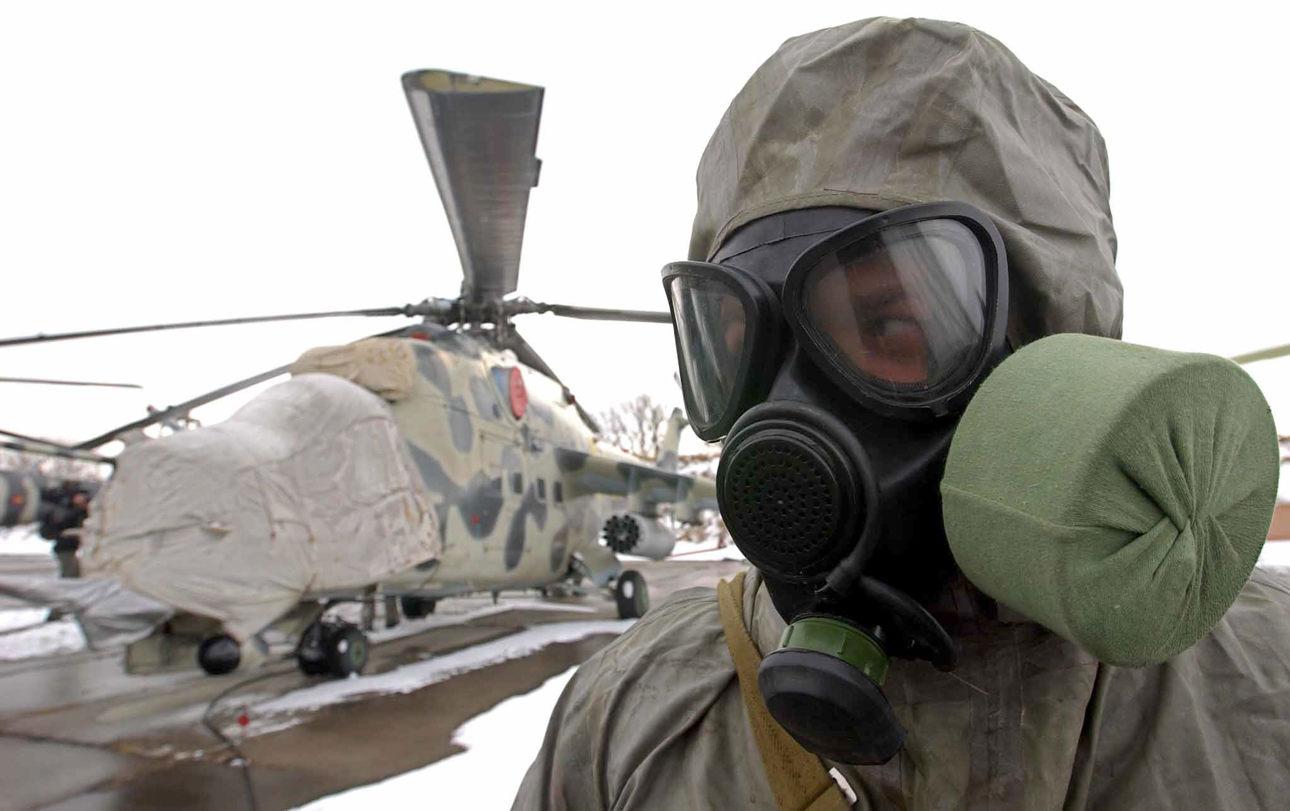 Foto de archivo de un soldado ucraniano con una máscara antigases durante un entrenamiento militan. EFE/Dima Gavrish