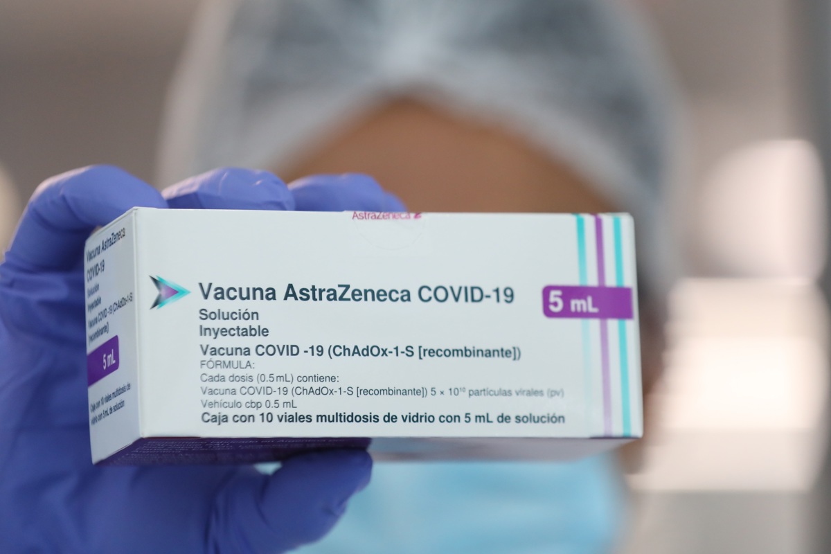 Foto archivo. Una persona muestra un envase de la vacuna AstraZeneca para combatir el Covid-19. EFE/Sáshenka Gutiérrez