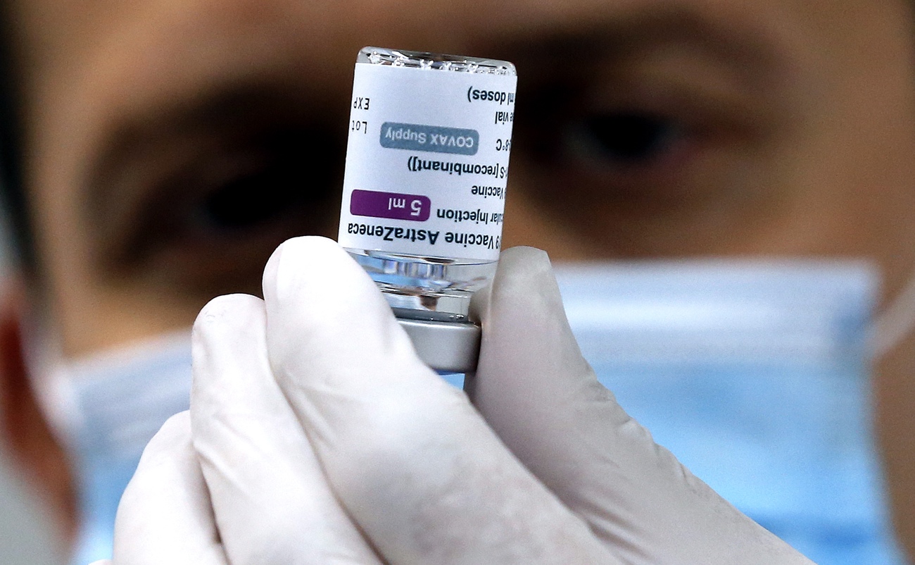 Foto de archivo de abril de 2021 de un sanitario con una dosis de Vaxzevria (previously Covid-19 Vacuna AstraZeneca) en una campaña de vacunación en el “Juan Antonio Samaranch” Olympic Hall en Sarajevo. EFE/EPA/FEHIM DEMIR