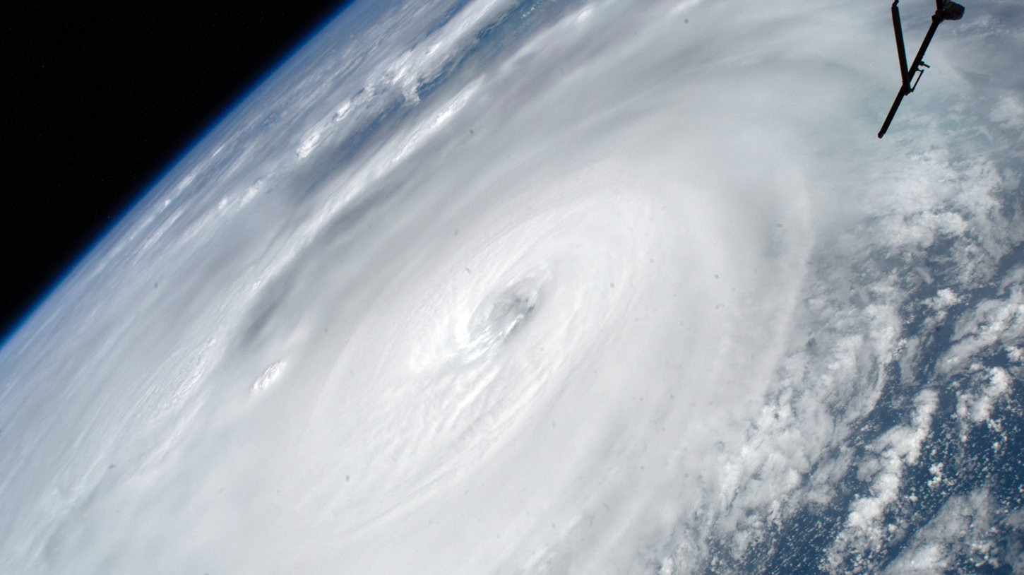Fotografía de archivo tomada desde la Estación Espacial Internacional donde se muestra un huracán. EFE/NASA Johnson