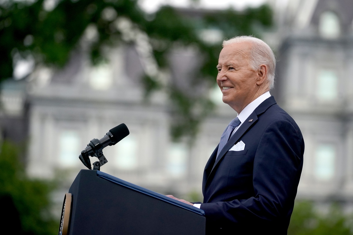 El presidente de EUA, Joe Biden, habla durante una ceremonia de bienvenida para la visita de Estado de su homólogo de Kenia, William Ruto (fuera de la fotografía), en el jardín sur de la Casa Blanca, en Washington, DC, EUA. EFE/Al Drago