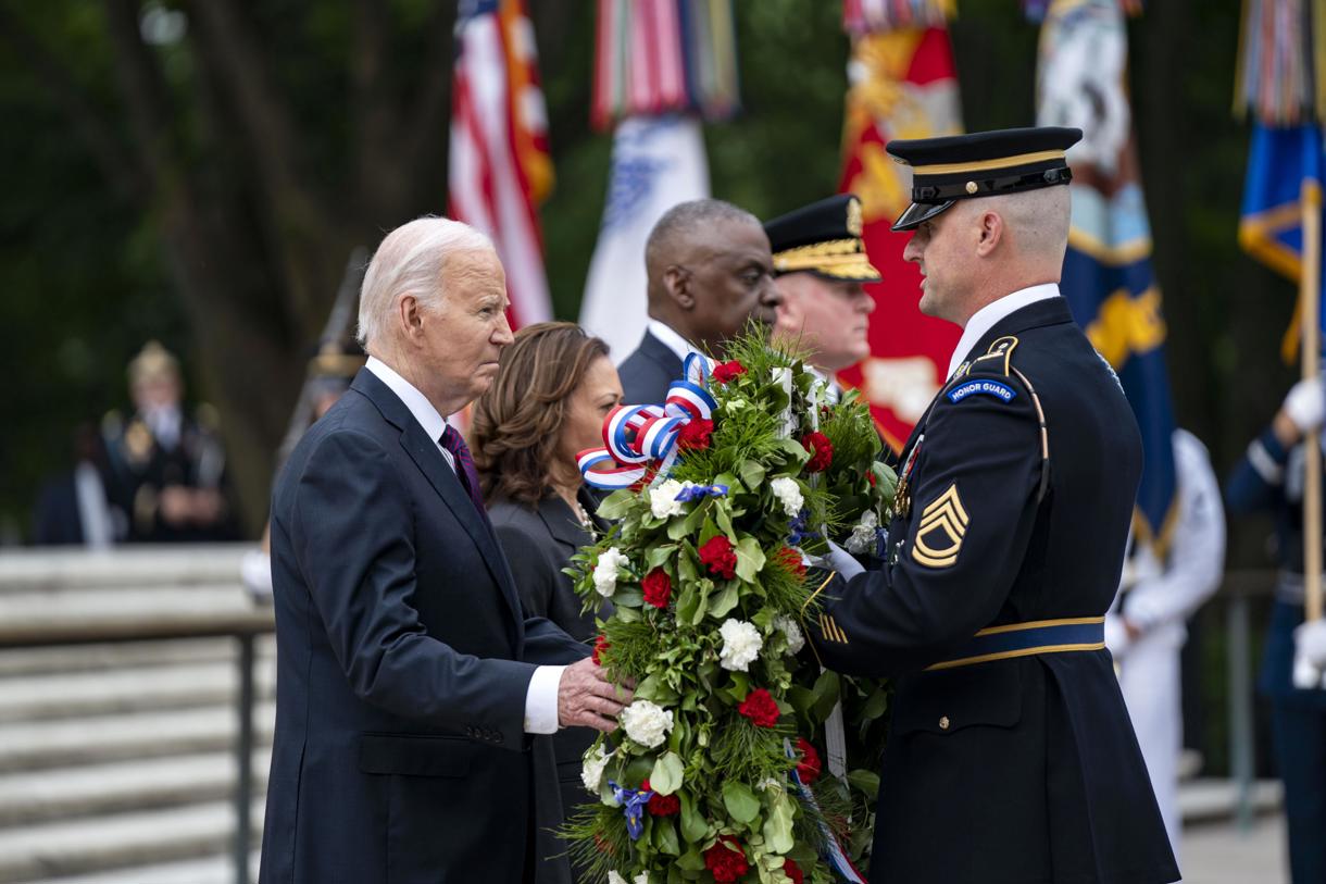 El presidente de los Estados Unidos, Joe Biden (I), deposita una corona de flores por los soldados estadounidenses caídos en batalla, este lunes 27 de mayo de 2024. EFE/EPA/Bonnie Cash