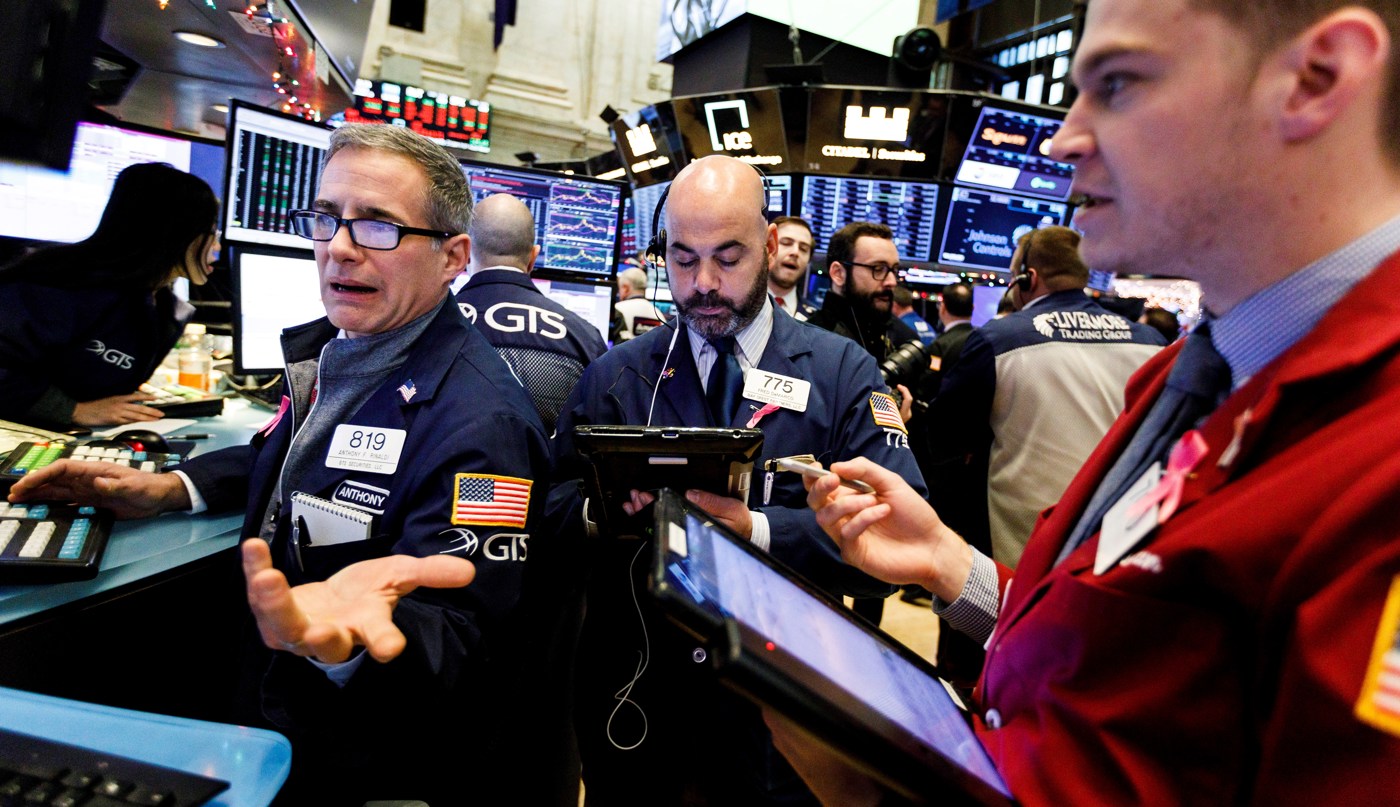 Foto de archivo de varios trabajadores de la bolsa de Wall Street durante su jornada en Nueva York (Estados Unidos). EFE/ Justin Lane