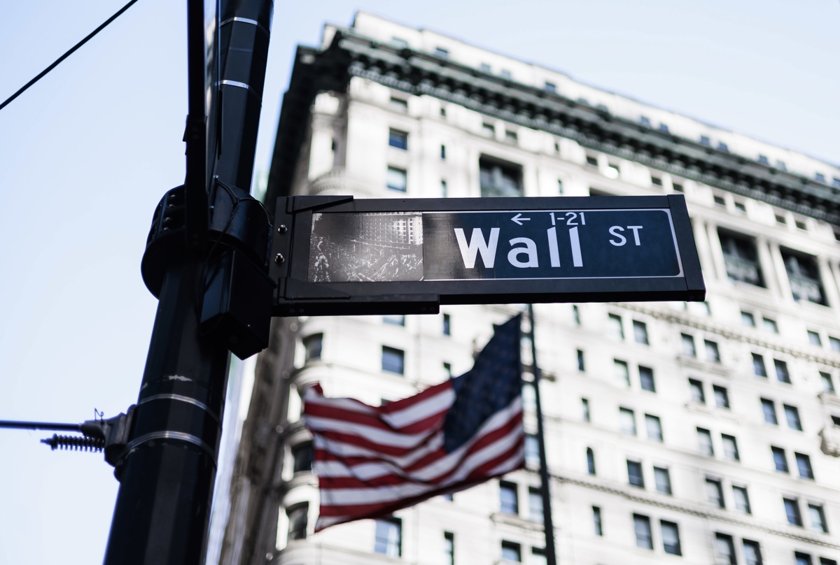 Fotografía de archivo del 7 de marzo de 2023 de un cartel de Wall Street cerca de la Bolsa de Valores de Nueva York (EUA). EFE/EPA/Justin Lane