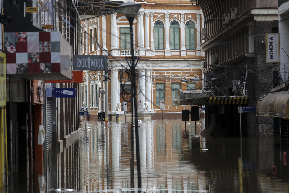 Fotografía que muestra una calle inundada de agua y basura este lunes, en Porto Alegre (Brasil). EFE/Sebastião Moreira