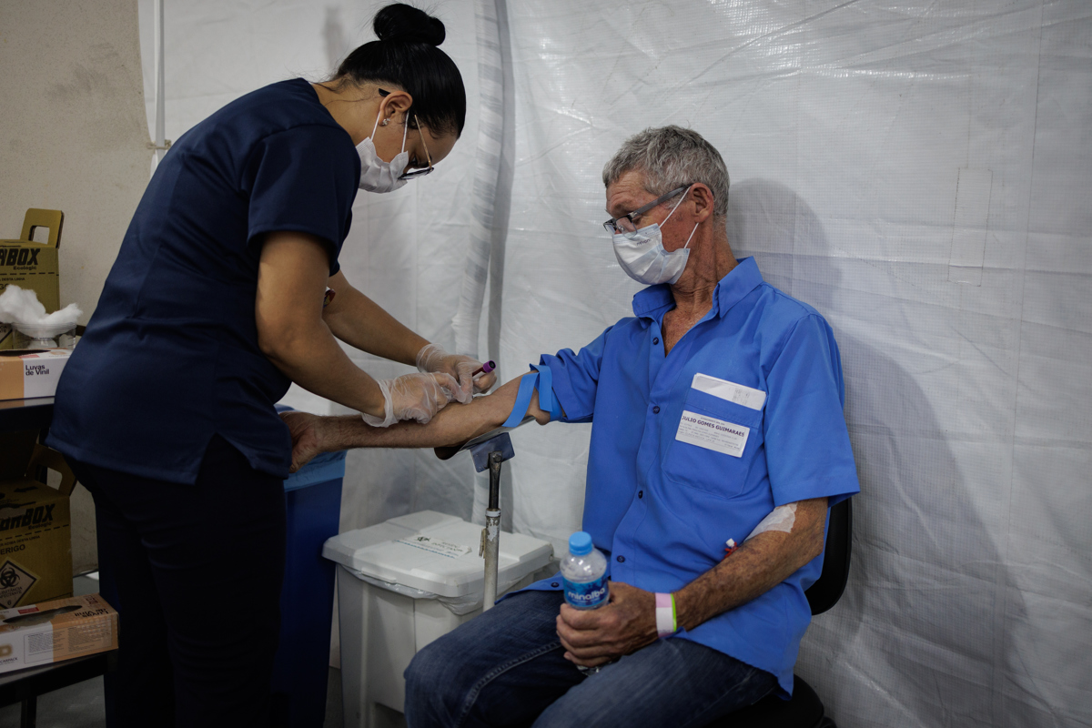 Fotografía de archivo de pacientes infectados y sospechosos de padecer dengue mientras son atendidos en una tienda de campaña, instalada exclusivamente para el tratamiento de la enfermedad, en una unidad básica de salud de la zona este de São Paulo (Brasil). EFE/ Isaac Fontana