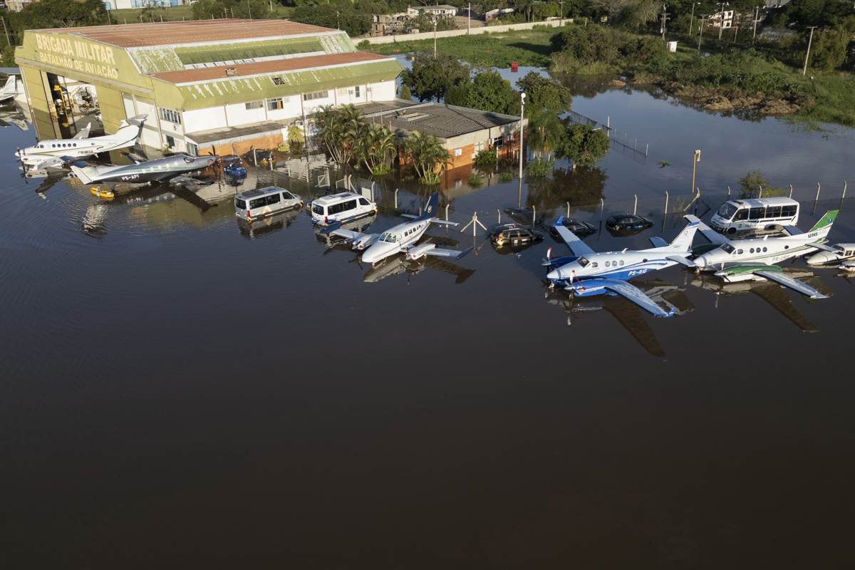 Fotografía aérea donde se observan unos aviones en una pista inundada este lunes, en el Aeropuerto Internacional Salgado Filho de Porto Alegre (Brasil). EFE/ Isaac Fontana