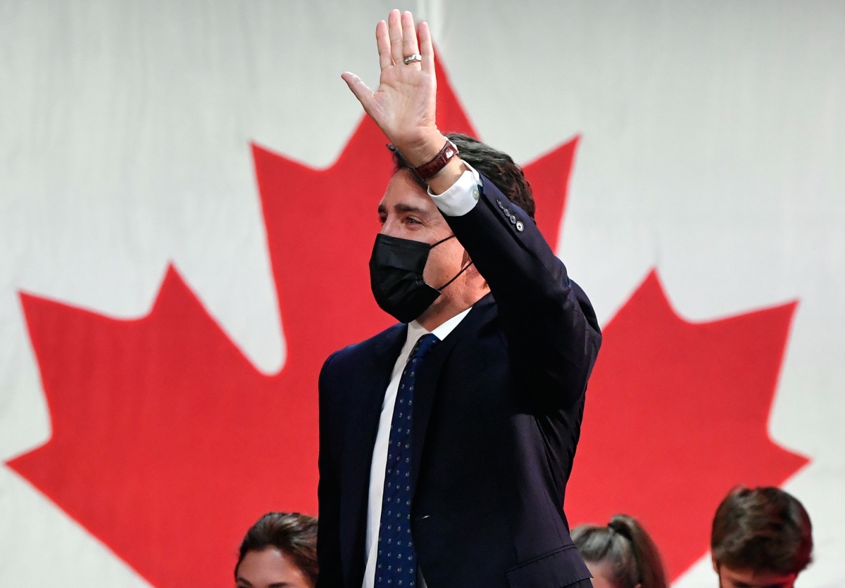 Foto de archivo en la que se ve al primer ministro canadiense y líder del Partido Liberal, Justin Trudeau, saludando a sus partidarios mientras celebra su victoria electoral en Montreal, Quebec, Canadá, en septiembre de 2021. EFE//Eric Bolte