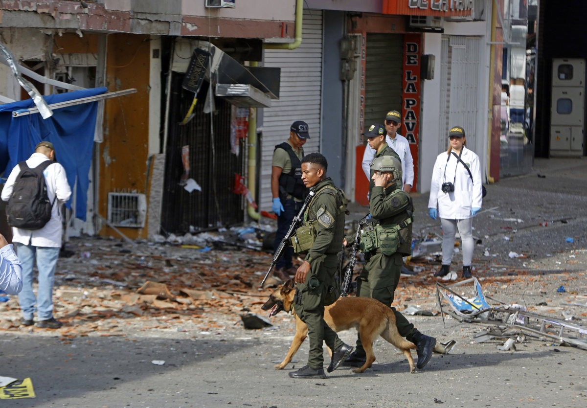 Integrantes de fuerzas de seguridad recorren el lugar donde explotó un artefacto este lunes en Jamundí (Colombia). EFE/Ernesto Guzmán