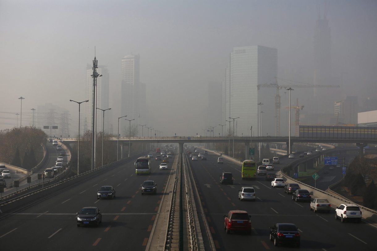 En la imagen de archivo, vehículos circulan por la contaminada ciudad de Pekín (China). EFE/Wu Hong