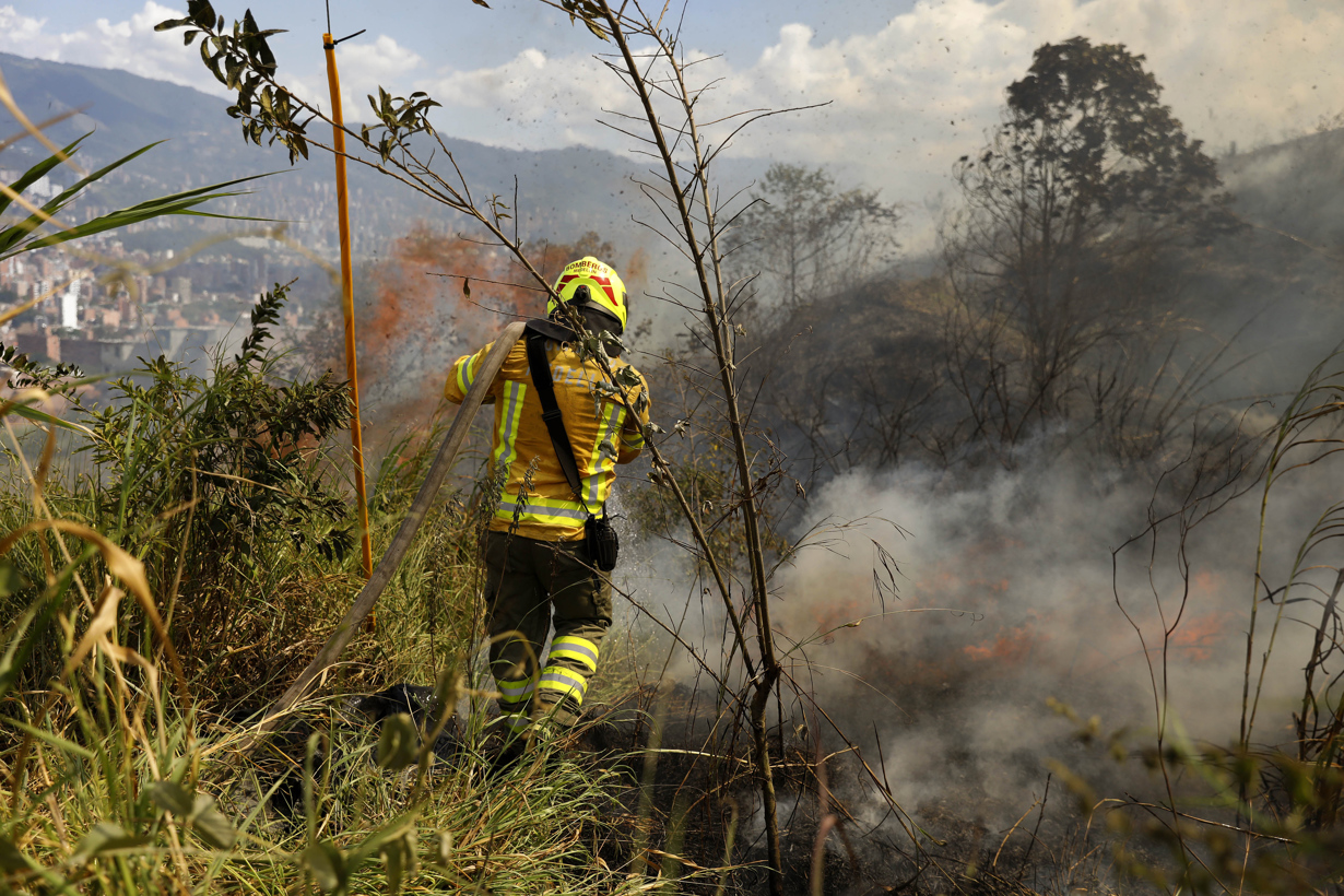 Fotografía de archivo de bomberos mientras combaten un incendio forestal, en Medellín (Colombia). EFE/Luis Eduardo Noriega A.