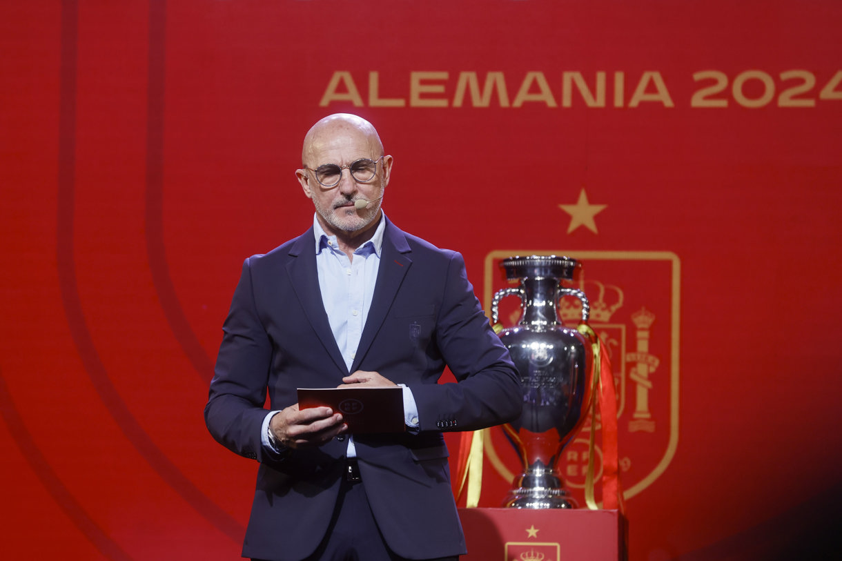 El técnico español, Luis de la Fuente, anuncia la primera lista de 29 jugadores convocados para la disputa de la Eurocopa 2024, este lunes en la Ciudad del Futbol de Las Rozas (Madrid). EFE/Fernando Alvarado