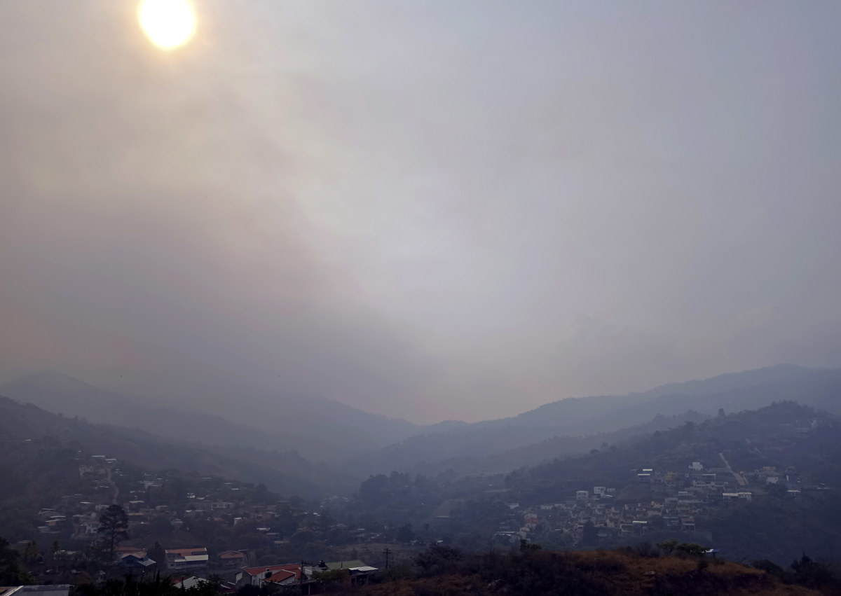 Fotografía que muestra la capa de humo causada por incendios forestales en un sector de Tegucigalpa (Honduras), una de las consecuencias del cambio climático. EFE/Gustavo Amador