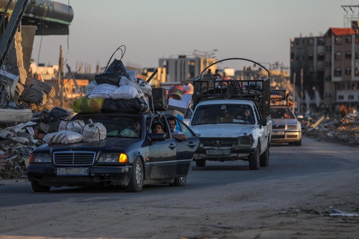 Desplazados palestinos se alejan de Rafah tras el llamamiento israelí a que dejen sus hogares. EFE/EPA/MOHAMMED SABER