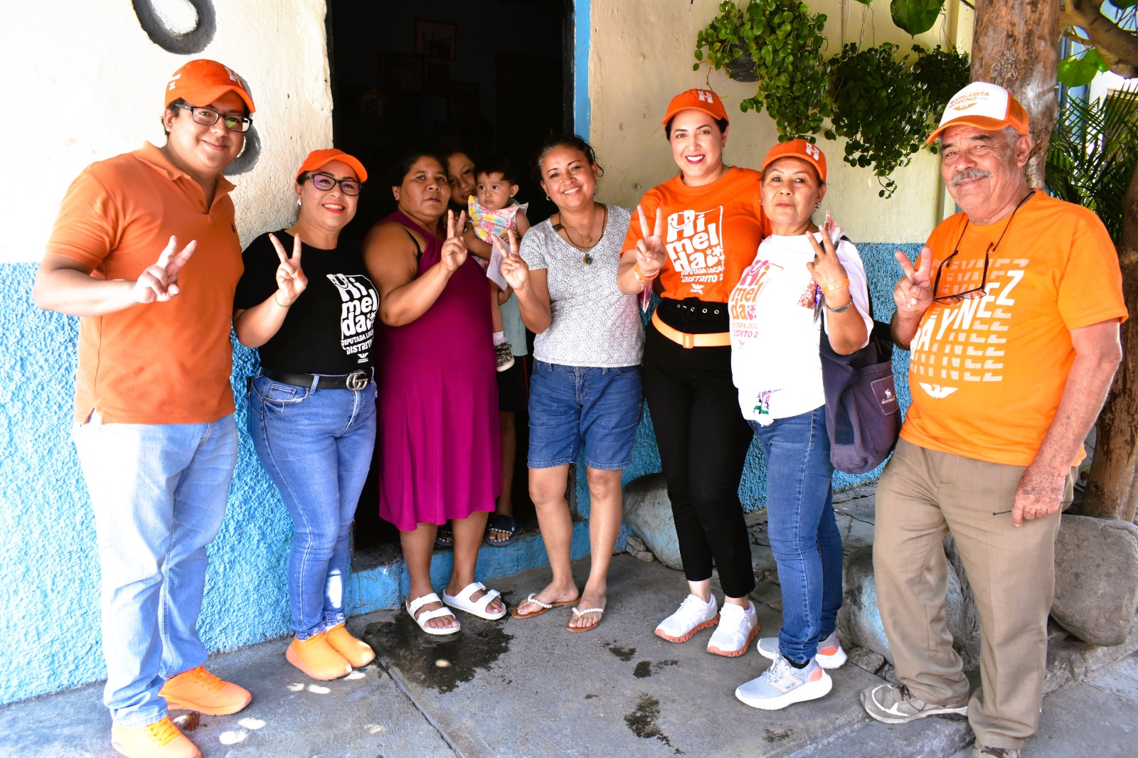 Himelda Meraz con familias del Distrito Local Electoral 02.