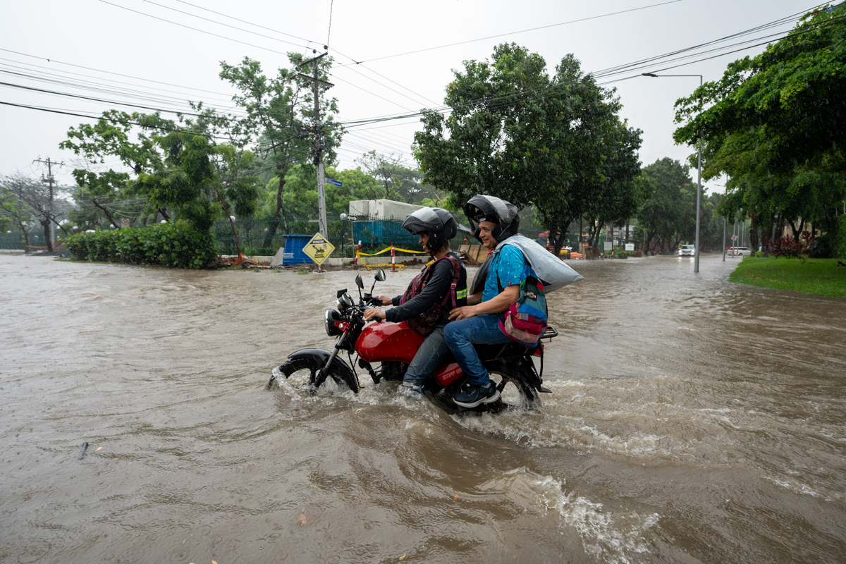 Fotografía de archivo de intensas lluvias en Ecuador producto del fenómeno de El Niño. EFE/ Mauricio Torres