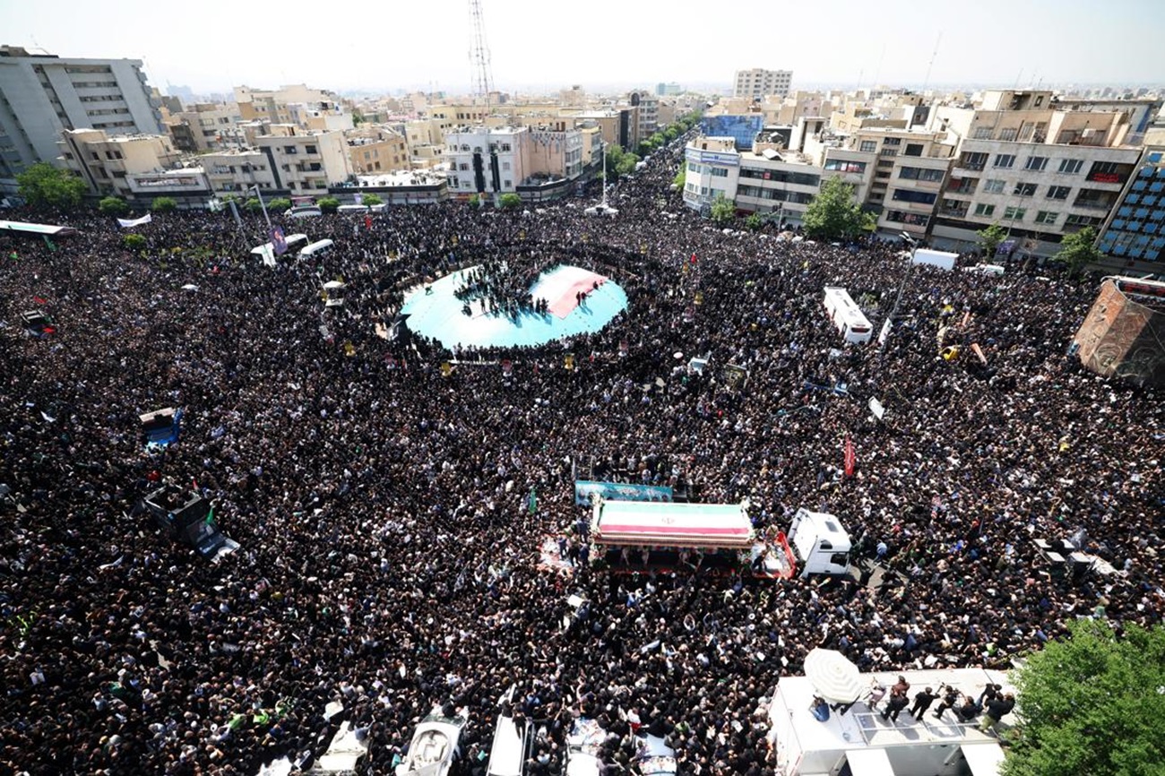 Iraníes participan en una ceremonia fúnebre del difunto presidente Ebrahim Raisí en Teherán, Irán, 22 de mayo de 2024. (Azerbaiyán, Teherán) EFE/EPA/ABEDIN TAHERKENAREH