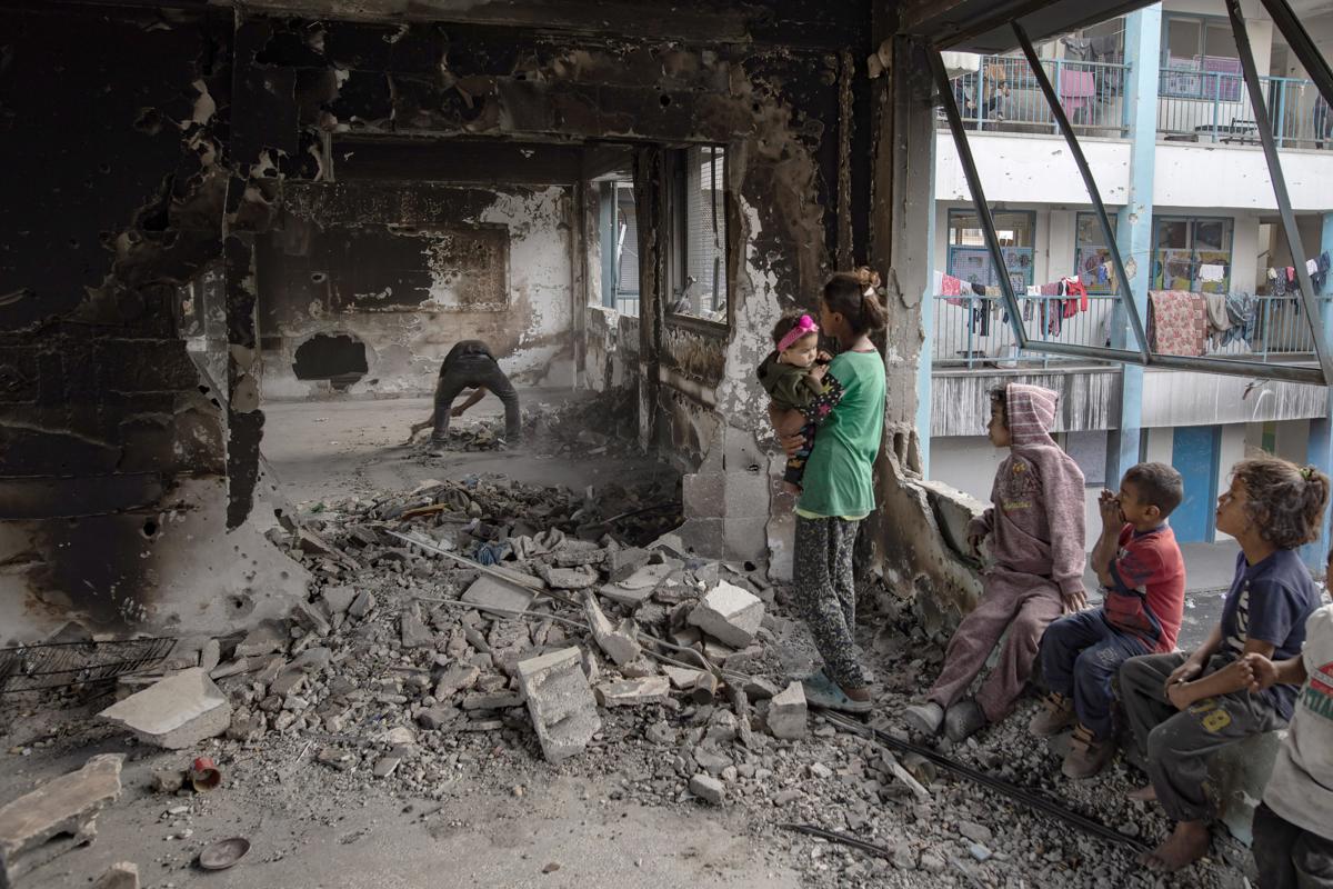 Palestinos desplazados viven en una escuela de la UNRWA destruida después de que el ejército israelí les pidiera evacuar la ciudad de Rafah, en el campamento de Khan Yunis, en el sur de la Franja de Gaza. 19 de mayo de 2024. EFE/EPA/HAITHAM IMAD
