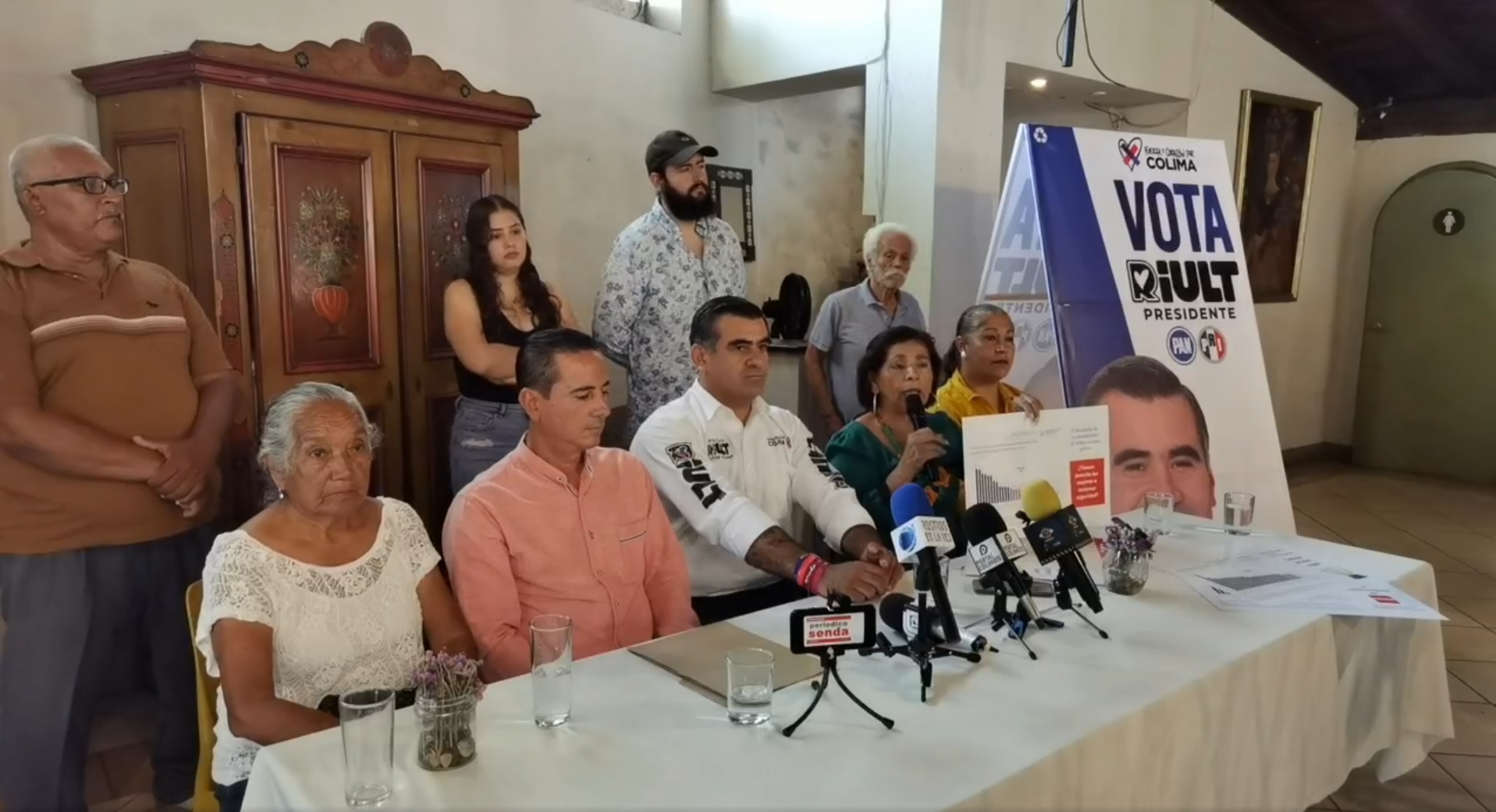 Integrantes de la asociación Fundadores de Morena en una conferencia de prensa.