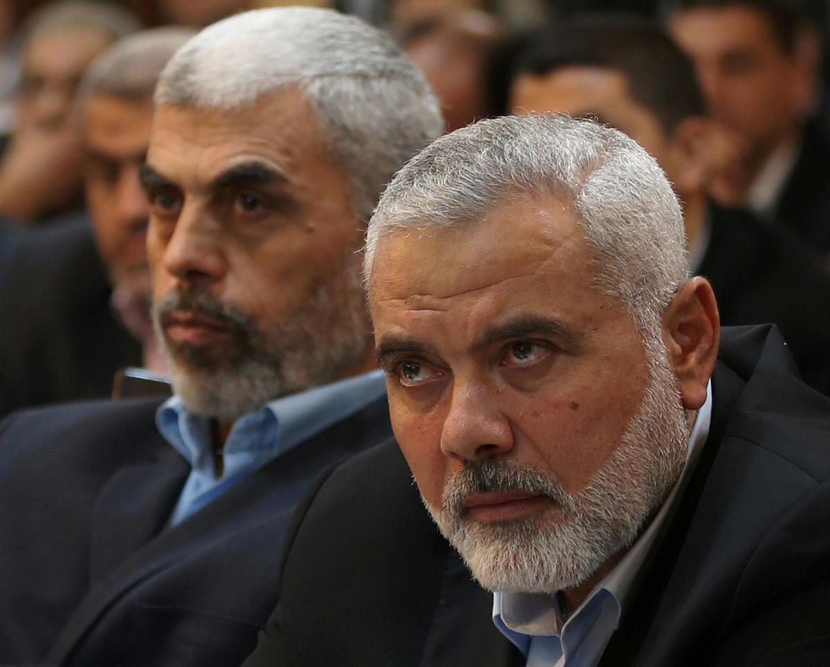 Foto archivo. El líder del movimiento Hamas en la Franja de Gaza, Yahya Sinwar (izquierda), y el líder mayor de Hamas, el jeque Ismaeil Haneiya (derecha). EFE / MOHAMMED SABRE