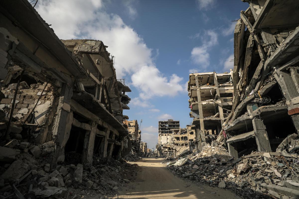 Imagen de edificios destruidos en Jan Yunis tras ataques del ejército israelí, el 30 de abril de 2024.EFE/EPA/MOHAMMED SABRE