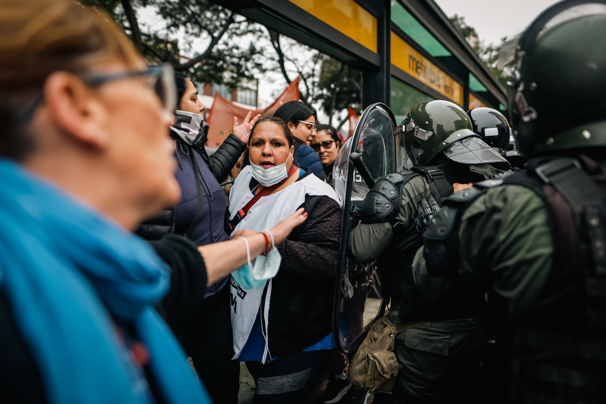 Manifestantes que participan en un piquete convocado por la Unión Trabajadores de la Economía Social (UTEP) discuten con policías este martes en Vicente López, Buenos Aires (Argentina). EFE/ Juan Ignacio Roncoroni