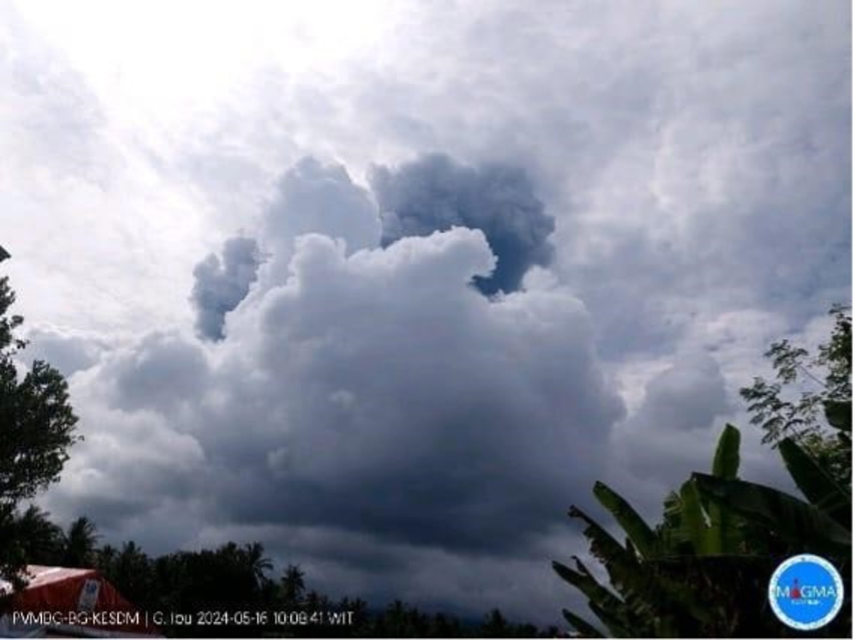 Imagen del volcán en erupción. Las autoridades indonesias elevaron este jueves al nivel máximo la alerta por el volcán Ibu, en el este del archipiélago asiático, tras una nueva erupción, la tercera de la semana.EFE/ Centro para La Mitigación de Sucesos Vulcanológicos y Geológicos de Indonesia