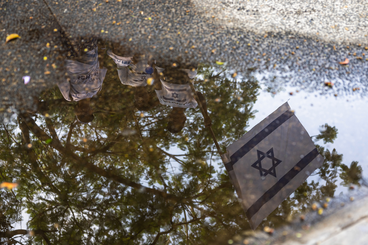 Fotografía de archivo del reflejo de una bandera de Israel durante una marcha en Latinoamérica en la que se pedía que se diera fin al conflicto en Gaza. EFE/David Toro