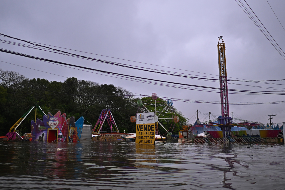 Fotografía de un parque de diversiones una zona inundada este jueves en el municipio de Canoas, estado de Rio Grande do Sul (Brasil). EFE/ André Borges