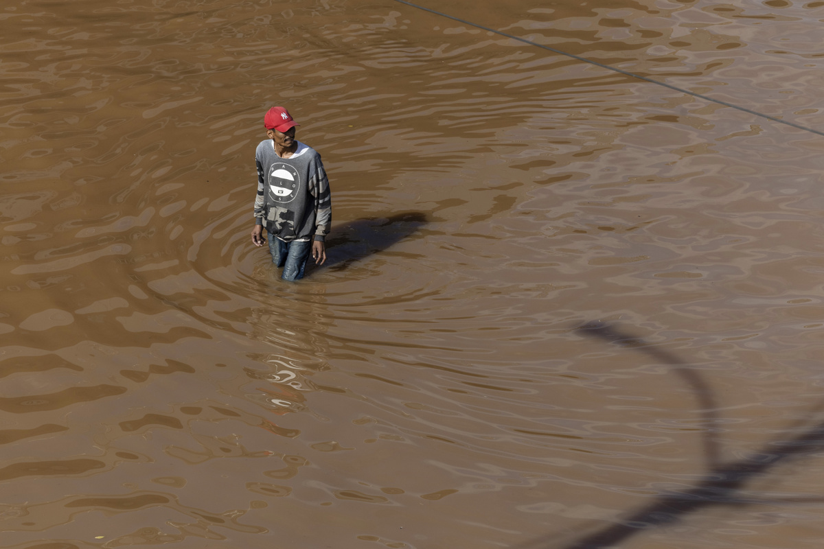 Un hombre camina frente al estadio del equipo de futbol de Gremio este domingo, en la ciudad de Porto Alegre (Brasil). EFE/ Isaac Fontana