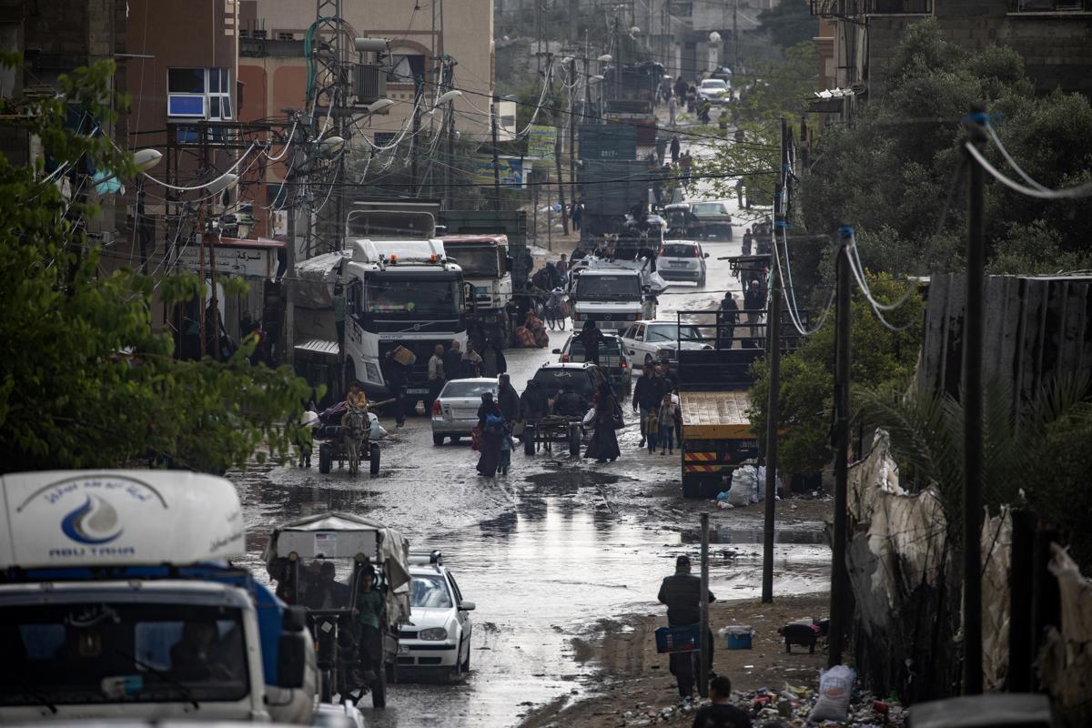 Palestinos desplazados llevan sus pertenencias después de una orden de evacuación emitida por el ejército israelí, en Rafah, al sur de la Franja de Gaza, este lunes. EFE/HAITHAM IMAD