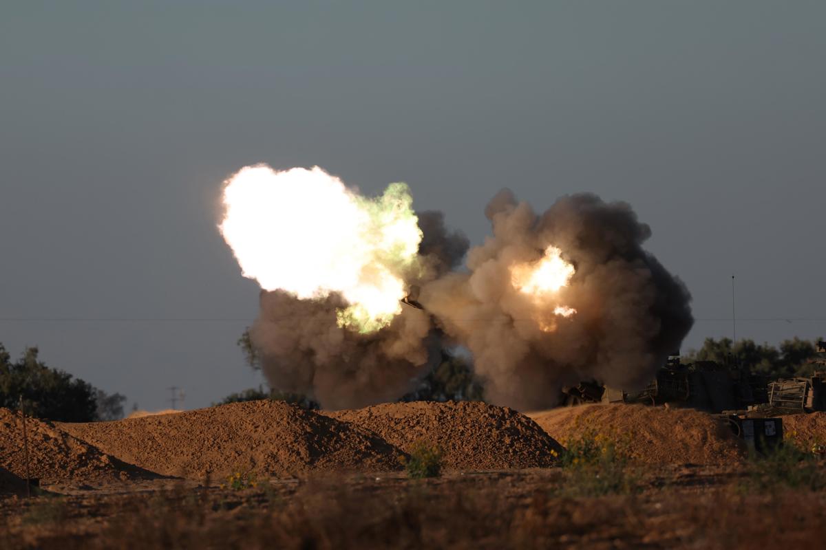 Disparo de artillería israelí en un lugar no revelado cerca de la frontera con la Franja de Gaza. EFE/Atef Safadi
