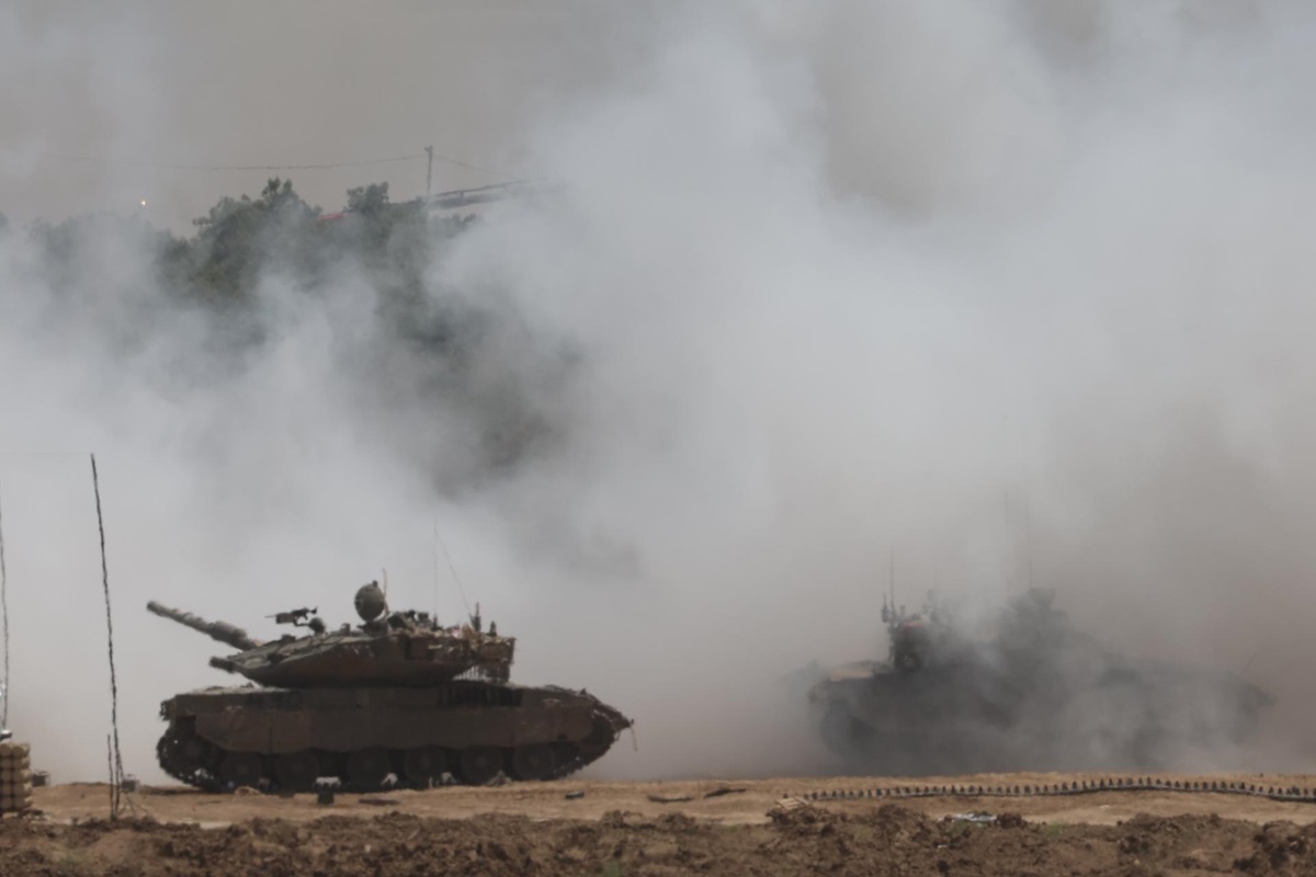 Tanques del ejército israelí maniobran a lo largo de la valla fronteriza con la Franja de Gaza, en un lugar no revelado del sur de Israel, 21 de mayo de 2024. EFE/EPA/ABIR SULTAN