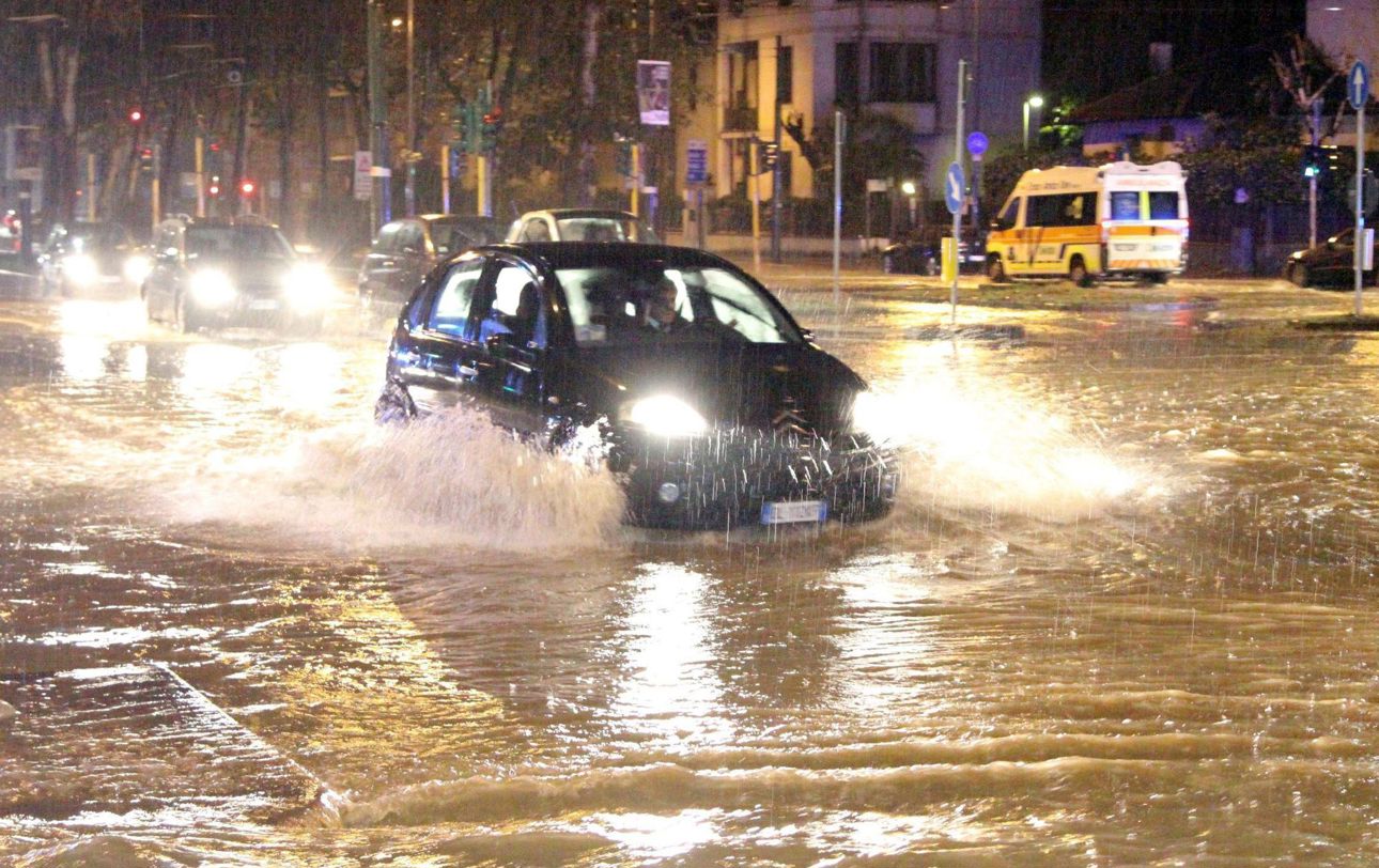 Un coche circula bajo la lluvia por una calle inundada tras desbordarse el río Seveso en Milán (Italia) en una imagen de archivo. EFE/Paolo Salmoirago