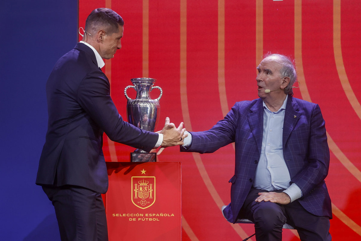 Los exfutbolistas Fernando Torres (i) y José Ángel Iribar se saludan durante la presentación de la primera lista de 29 jugadores convocados para la disputa de la Eurocopa 2024, en la Ciudad del Futbol de Las Rozas (Madrid). EFE/Fernando Alvarado