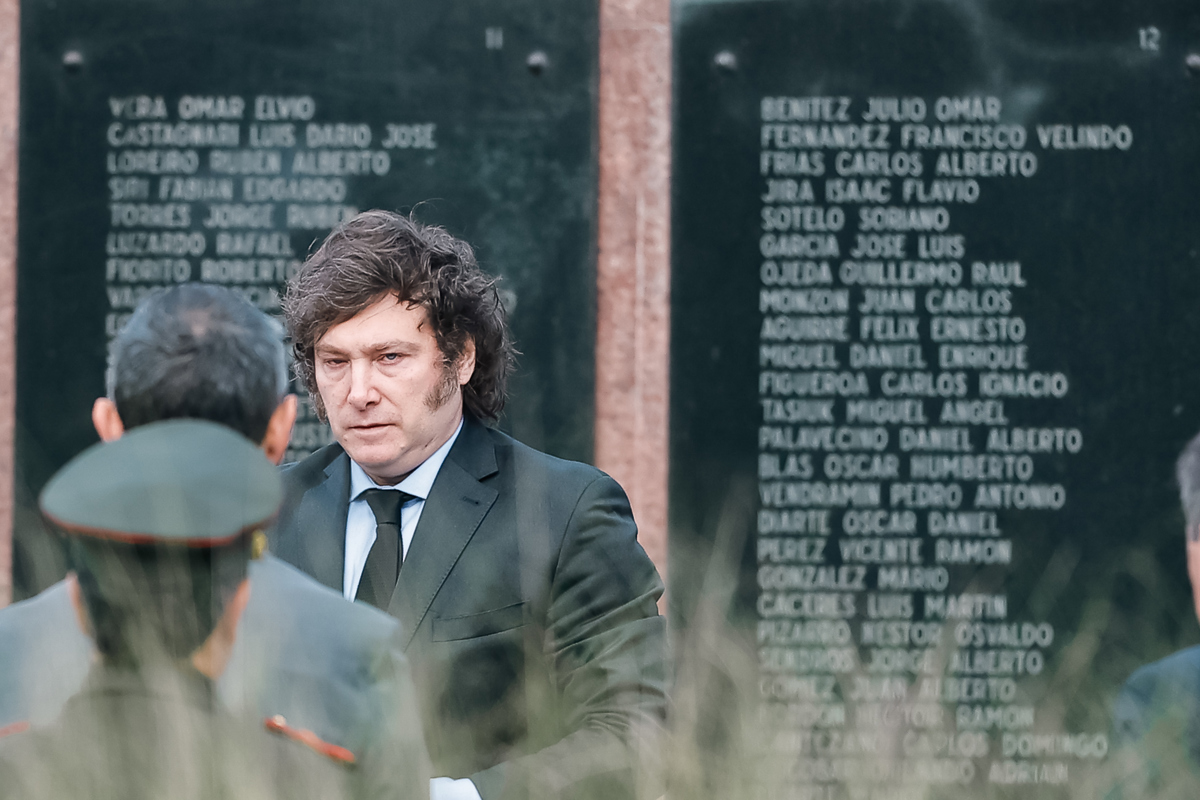 Fotografía de archivo del presidente de Argentina, Javier Milei, en un acto recordatorio del 42° aniversario de la guerra de Las Malvinas, en la Plaza San Martín de Buenos Aires. EFE/ Juan Ignacio Roncoroni