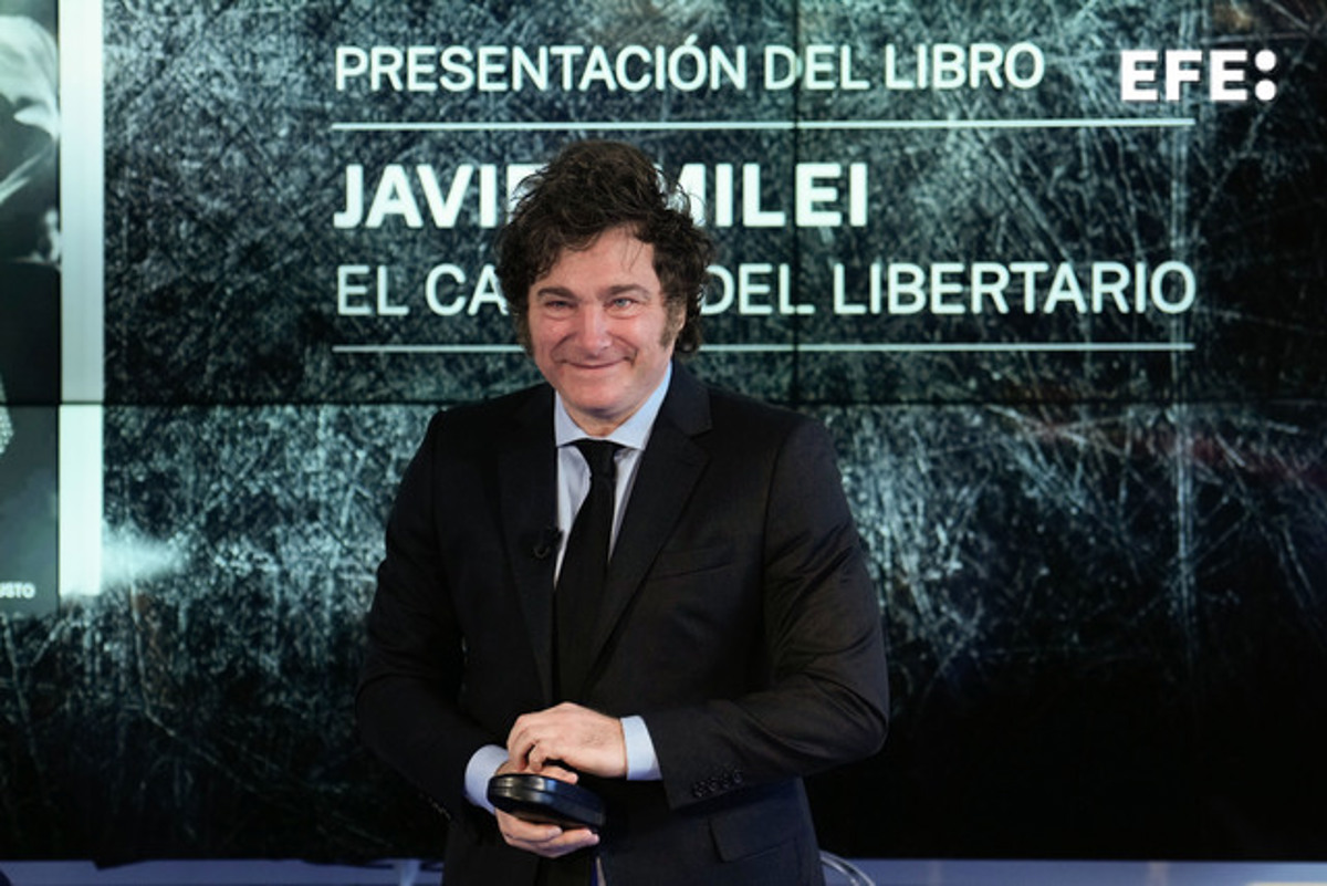 El presidente de Argentina, Javier Milei, durante la presentación de su libro “El camino del libertario” este viernes en el Auditorio del diario La Razón, en Madrid. EFE/Borja Sánchez-Trillo