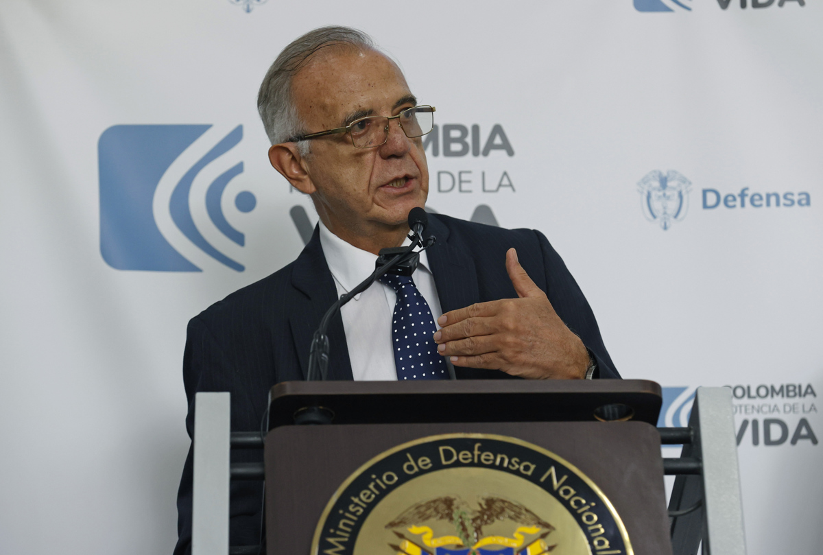 El ministro de Defensa de Colombia, Iván Velásquez (d) acompañado por el comandante de las Fuerzas Militares, general Helder Giraldo, participan en una rueda de prensa este martes, en Bogotá (Colombia). EFE/Mauricio Dueñas Castañeda