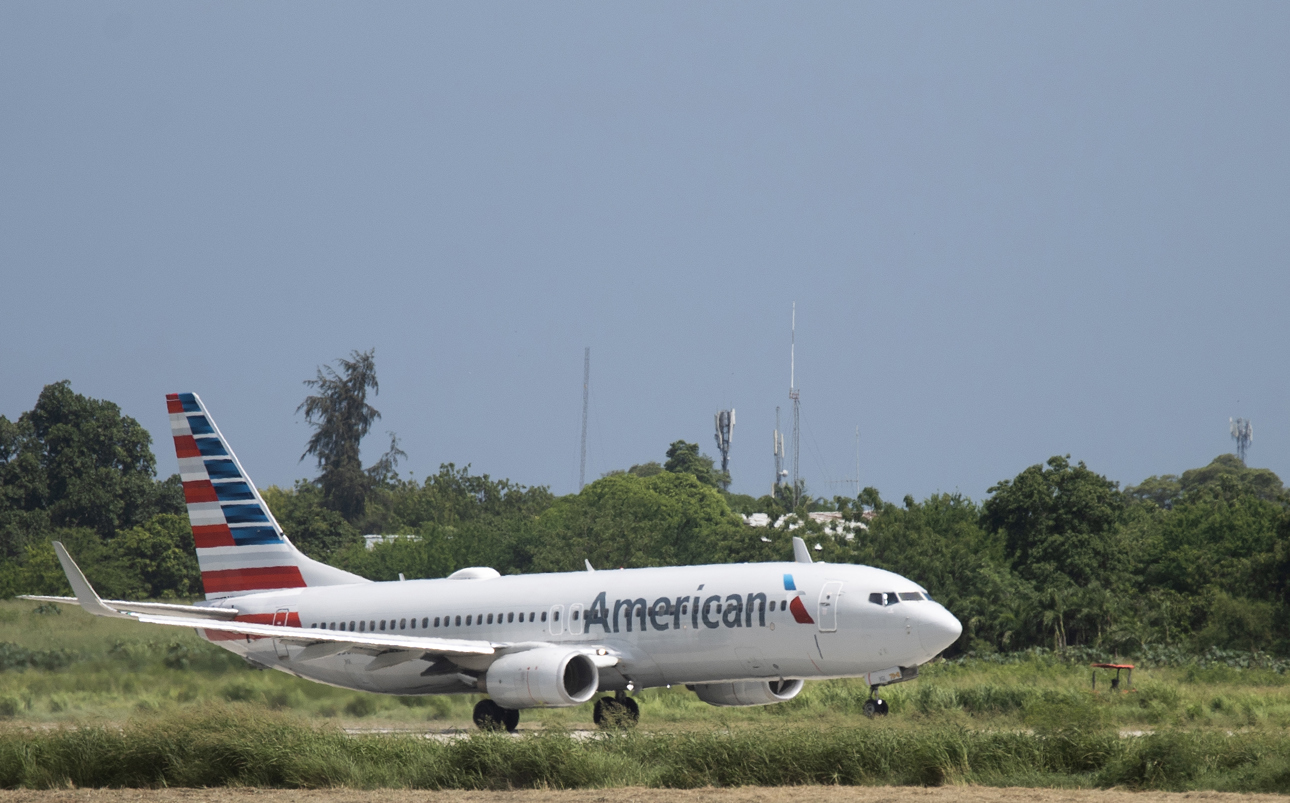 Un avión de la compañía American Airlines despega este jueves en Puerto Príncipe (Haití). EFE/Orlando Barría