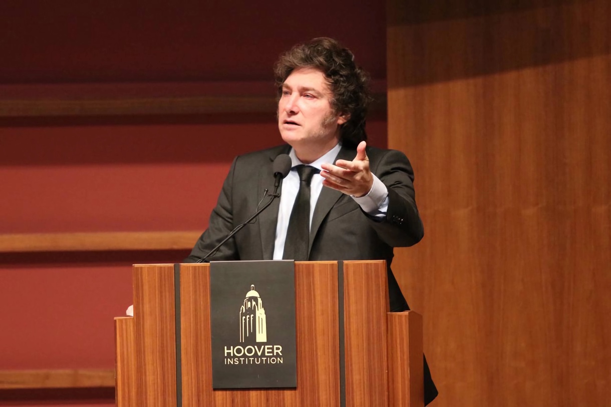 Fotografía cedida por la Presidencia de Argentina donde aparece su presidente Javier Milei, mientras ofrece una conferencia este miércoles desde la sala de conferencias del edificio David and Joan Traitel del Instituto Hoover en Stanford, California (EUA). EFE/Presidencia de Argentina