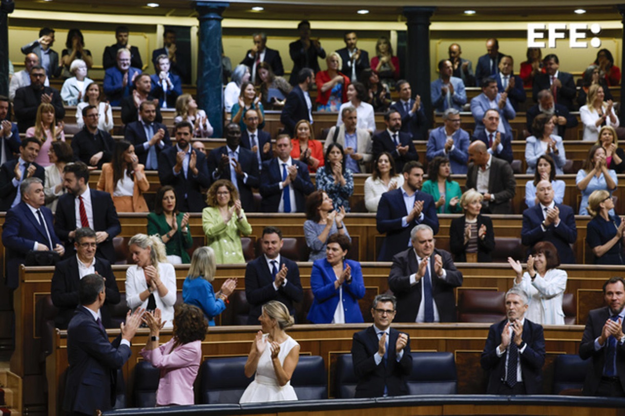 El Congreso ha aprobado este jueves, con 177 votos a favor y 172 en contra, la proposición de ley de amnistía para la normalización institucional, política y social en Cataluña. En la imagen, El gobierno y diputados aplauden tras las votaciones. EFE/ JJ Guillen