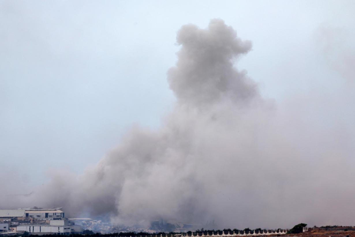 El humo se eleva tras un ataque aéreo israelí en la Franja de Gaza, visto desde un lugar no revelado en el sur de Israel, en una imagen del 28 de mayo de 2024. EFE/EPA/ATEF SAFADI