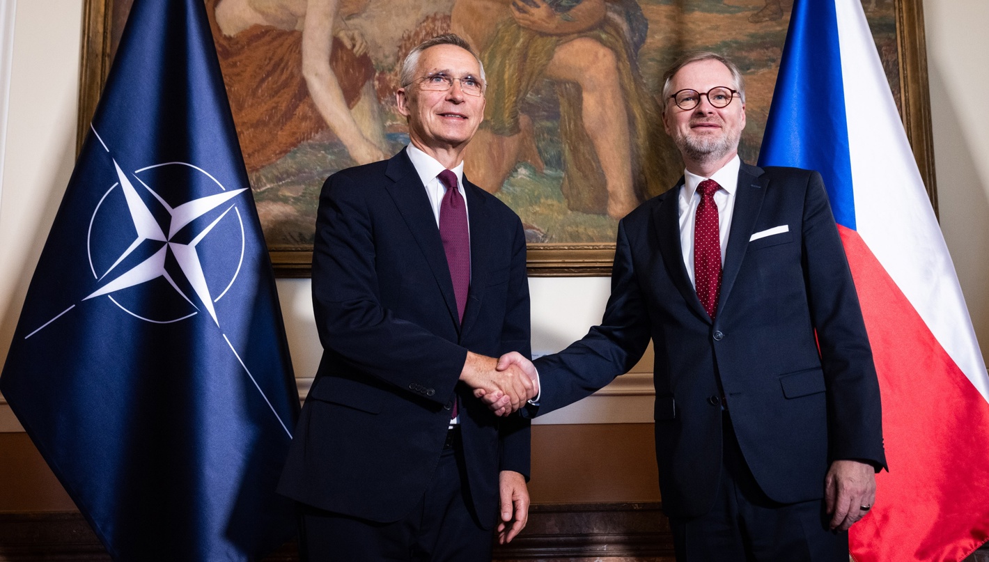 Una foto proporcionada por la OTAN muestra al Secretario General de la OTAN, Jens Stoltenberg (izquierda), con el primer Ministro checo, Petr Fiala (derecha), asistieron a una conferencia de prensa conjunta en Praga, República Checa, 30 Mayo de 2024. (República Checa, Praga) FOLLETO EFE/EPA/OTAN