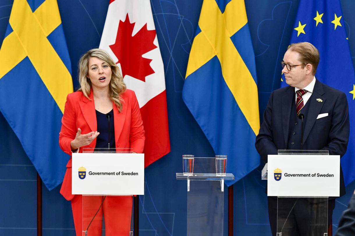 La ministra de Asuntos Exteriores de Canadá, Melanie Joly (i), y su homólogo sueco, Tobias Billstrom, celebran una conferencia de prensa conjunta sobre, entre otras cosas, la situación de seguridad, las cuestiones actuales de la OTAN y la relación bilateral entre Suecia y Canadá, en Estocolmo, Suecia. EFE/Anders Wiklund