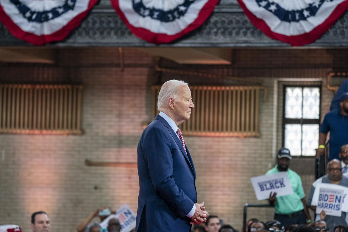 El presidente estadounidense, Joe Biden, observa mientras la vicepresidenta, Kamala Harris, pronuncia un discurso durante un mitin de campaña en el Girard College de Filadelfia, Pensilvania, Estados Unidos. EFE/Shawn Thew