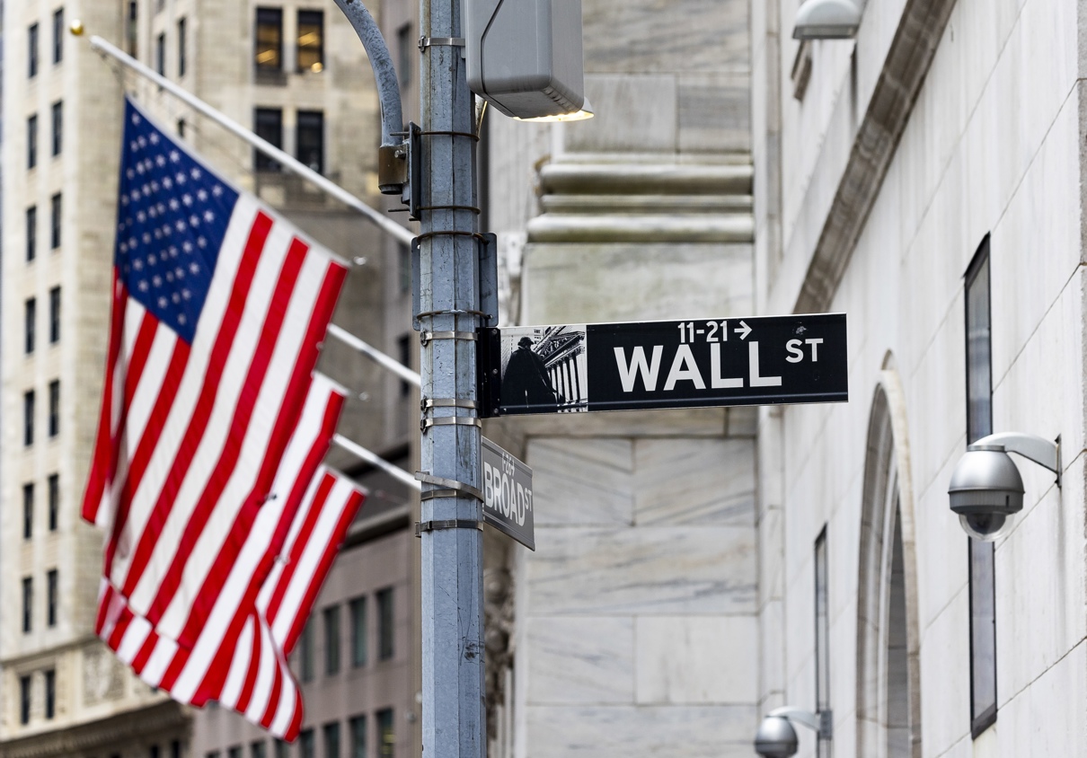 Vista de un letrero de Wall Street cerca de la Bolsa de Valores de Nueva York, en una fotografía de archivo. EFE/Justin Lane