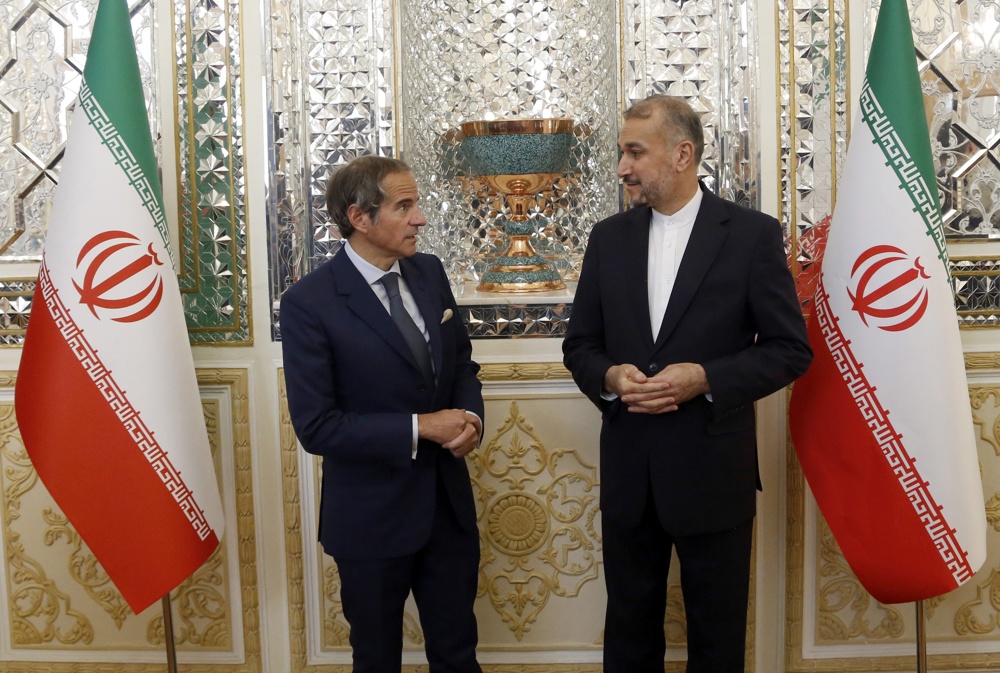 El Ministro de Asuntos Exteriores iraní, Hossein Amir Abdollahian (derecha), da la bienvenida al Director General del Organismo Internacional de Energía Atómica (OIEA), Rafael Mariano Grossi, durante una reunión en Teherán, Irán, el 06 de mayo de 2024. Grossi está en Teherán para reunirse con altos funcionarios iraníes. (Teherán) EFE/EPA/ABEDIN TAHERKENAREH